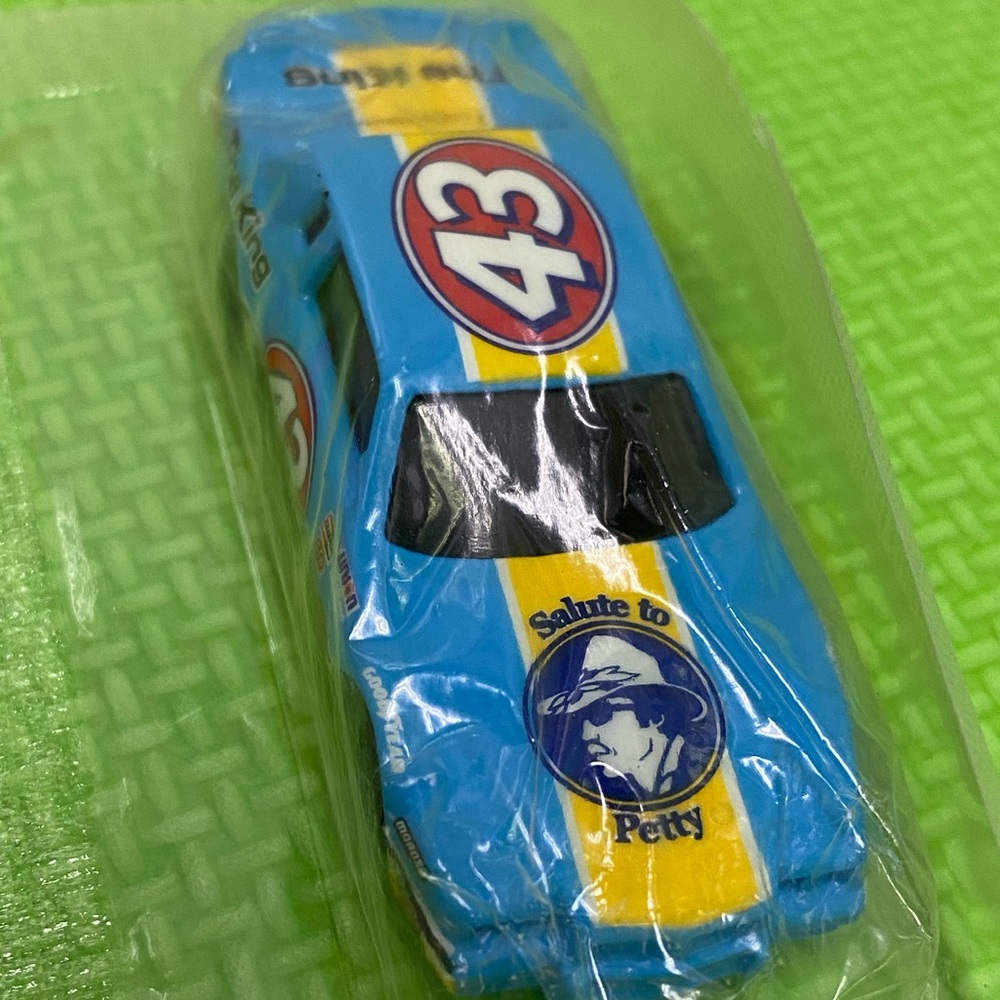 NEW 2003 MATTEL SALUTE TO PETTY #43 THE KING 84 PONTIAC GRAND PRIX